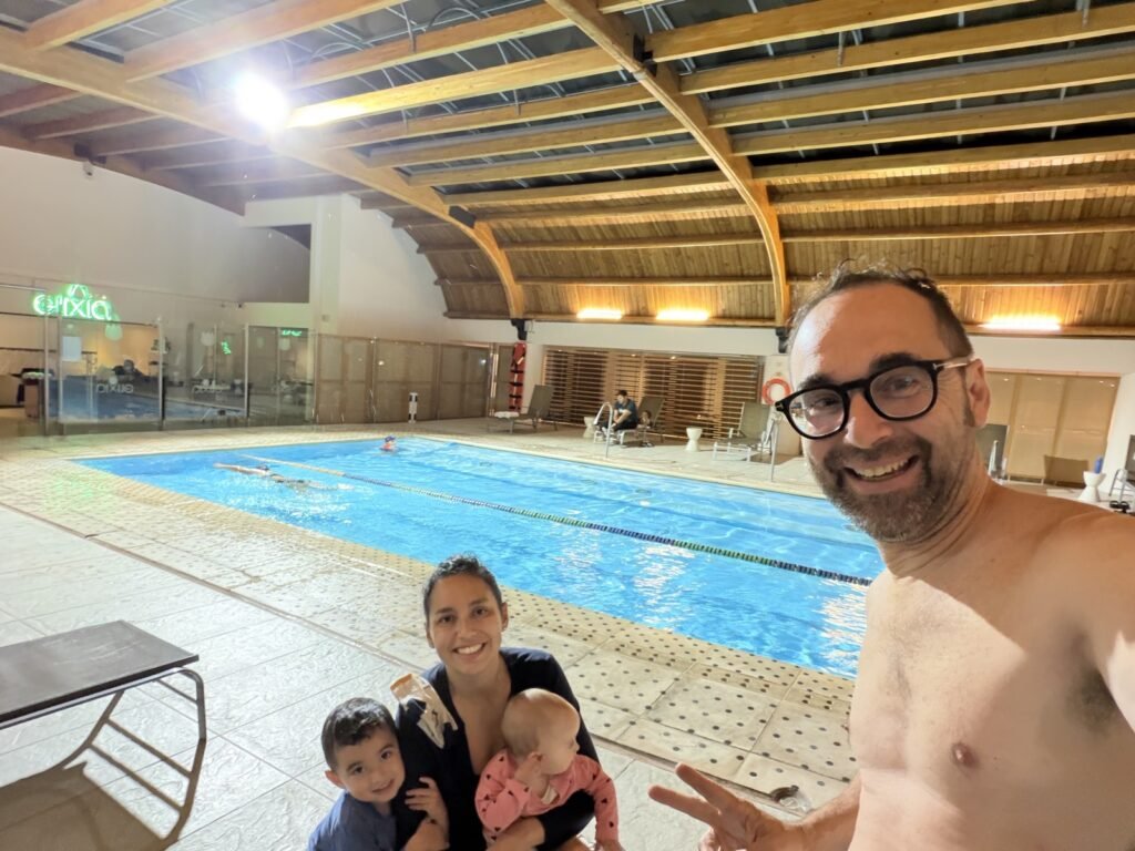 La piscina climatizada del hotel, el premio después de cada día