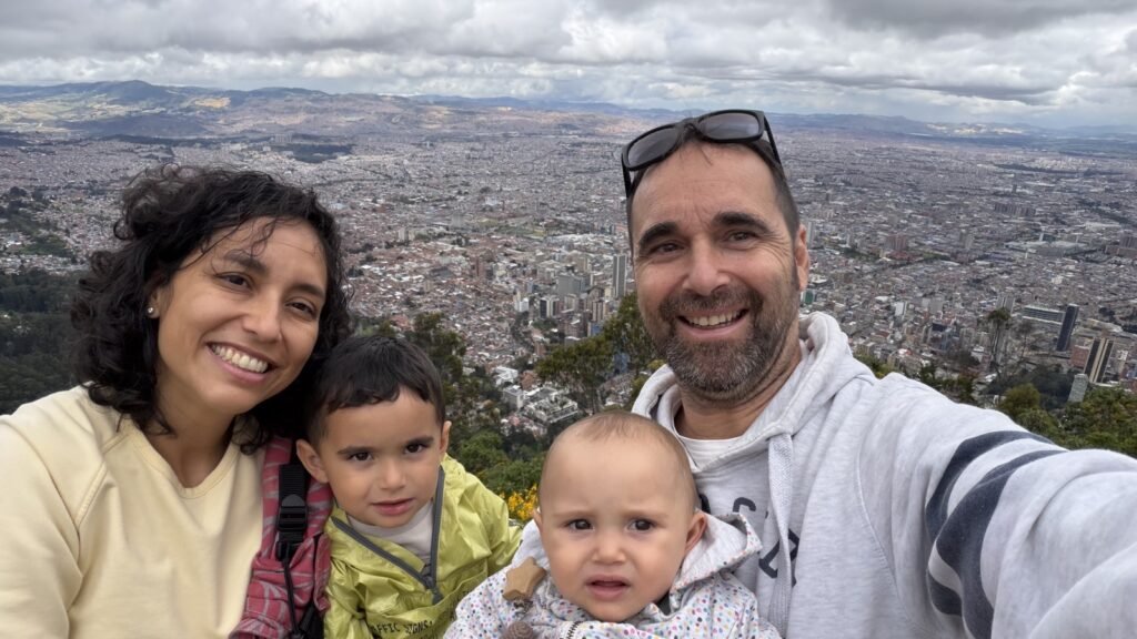 Los cuatro en lo alto de Monserrate, en Bogotá