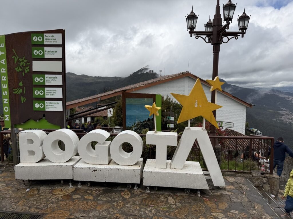 Las letras de Bogotá en lo alto de Monserrate