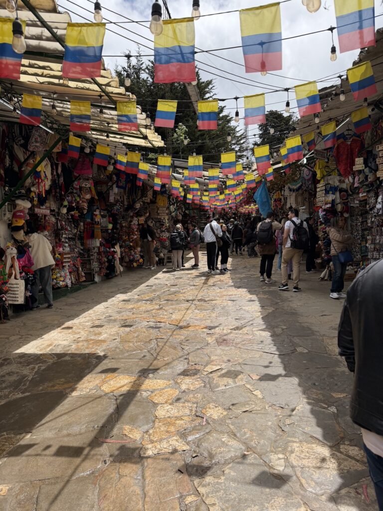 Puestos de comida y artesanía en lo alto de Monserrate