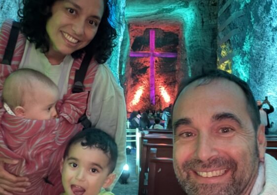 Dentro de la catedral con los peques