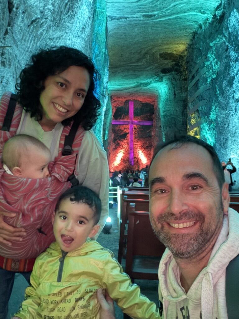 Dentro de la catedral con los peques