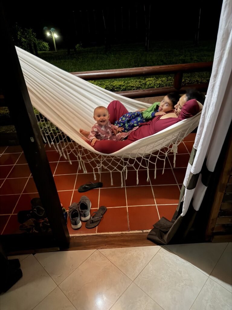 Descansando en la hamaca de la casa