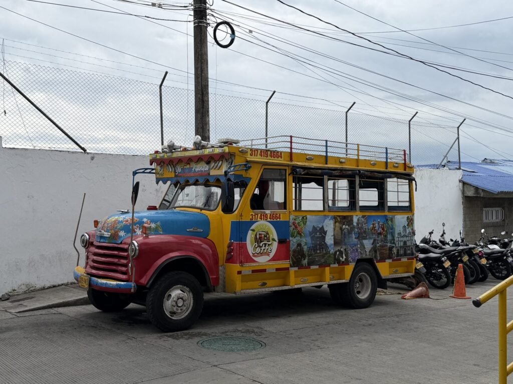 Una chiva, el autobús de colores típico del Eje Cafetero