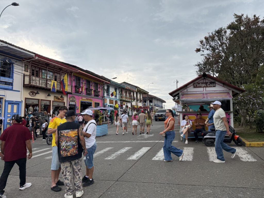 Casas de colores y puestos en las calles de Filandia