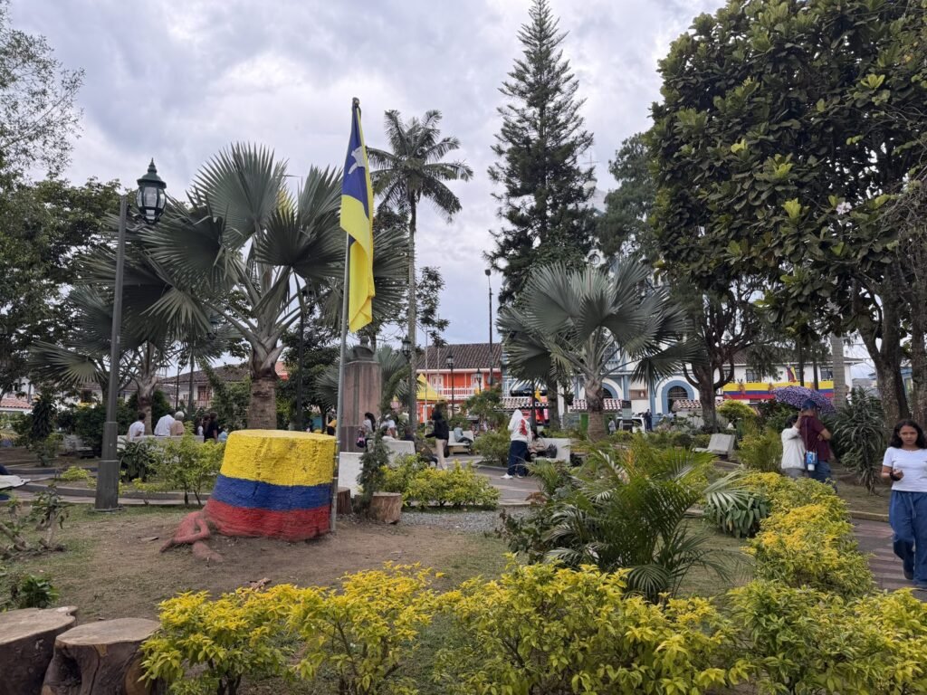La plaza de Filandia con la bandera de Colombia