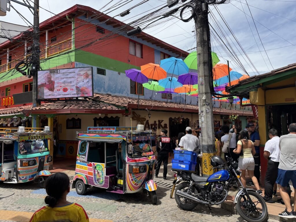 Los tuk tuks de colores son el taxi del pueblo