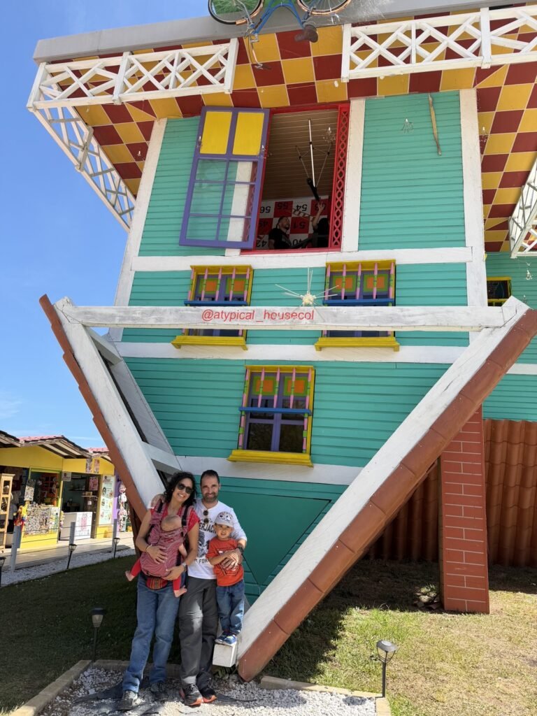 La Casa al Revés, junto a la Piedra del Peñol