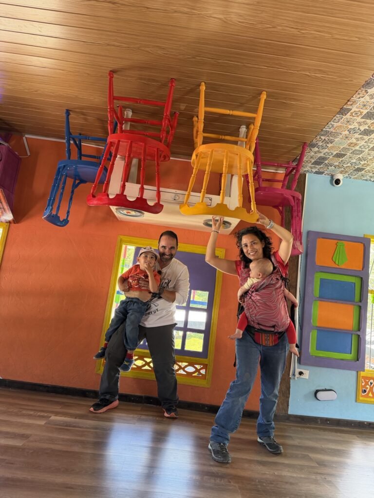 Dentro de la Casa al Revés: las sillas en el techo