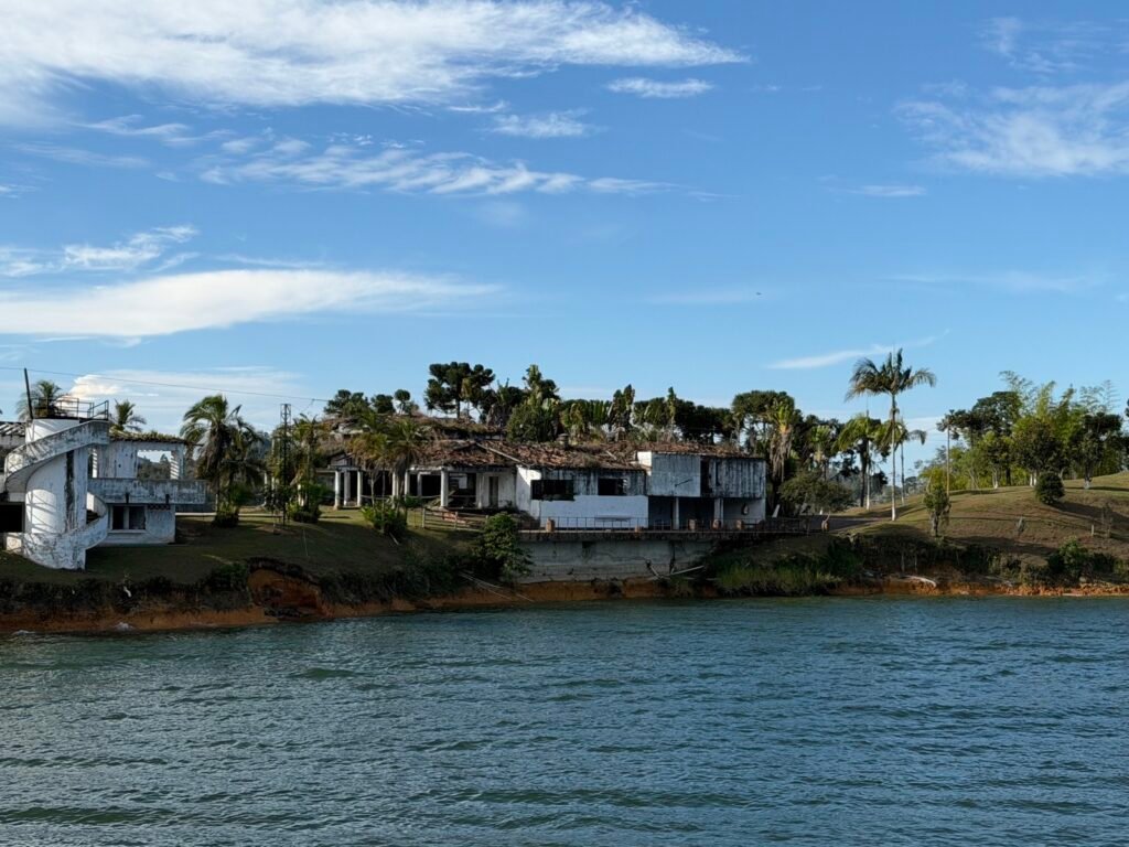 Navegando por el embalse de Guatapé