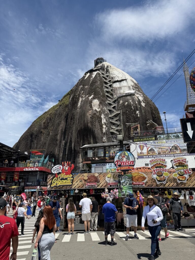 A los pies de la Piedra del Peñol