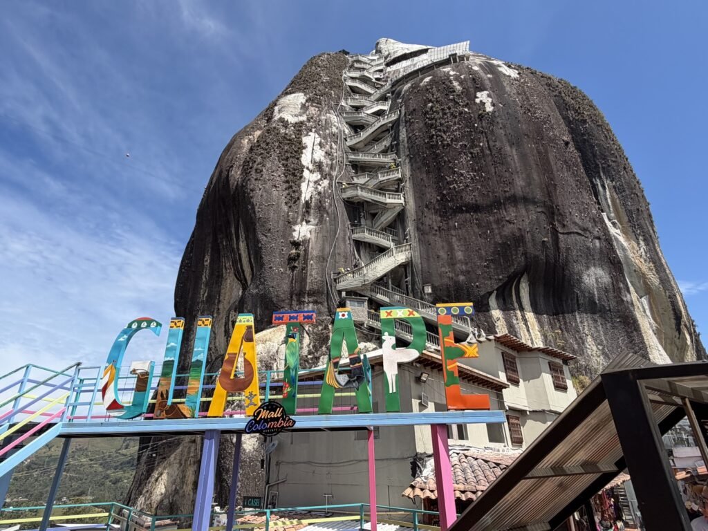 La Piedra del Peñol, con las letras de Guatapé