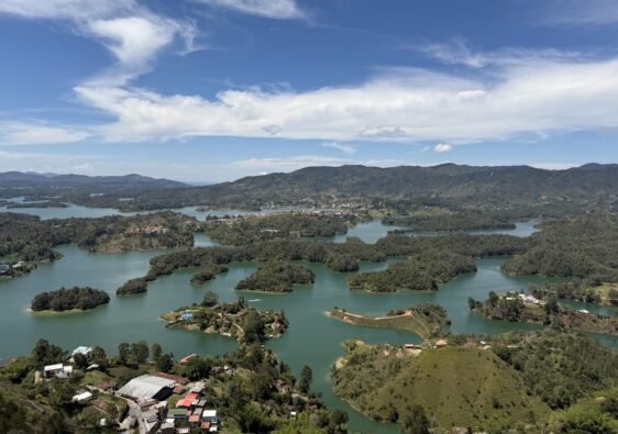 Las vistas del embalse desde lo alto del Peñol
