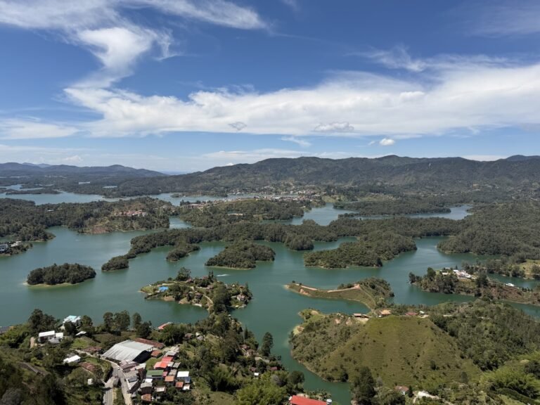 Las vistas del embalse desde lo alto del Peñol