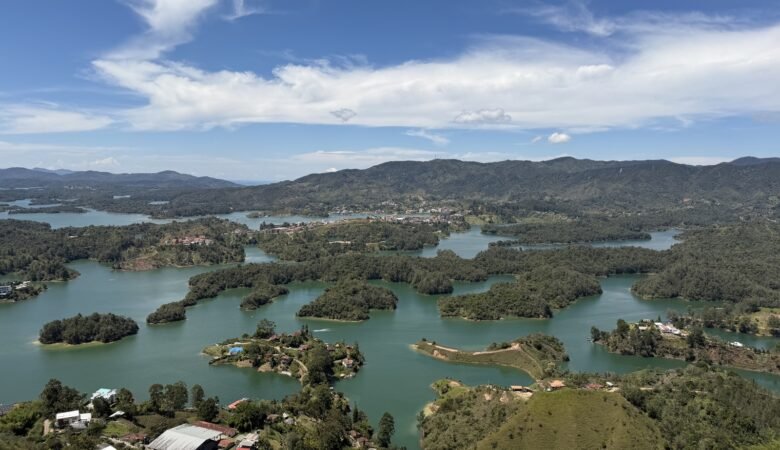 Las vistas del embalse desde lo alto del Peñol