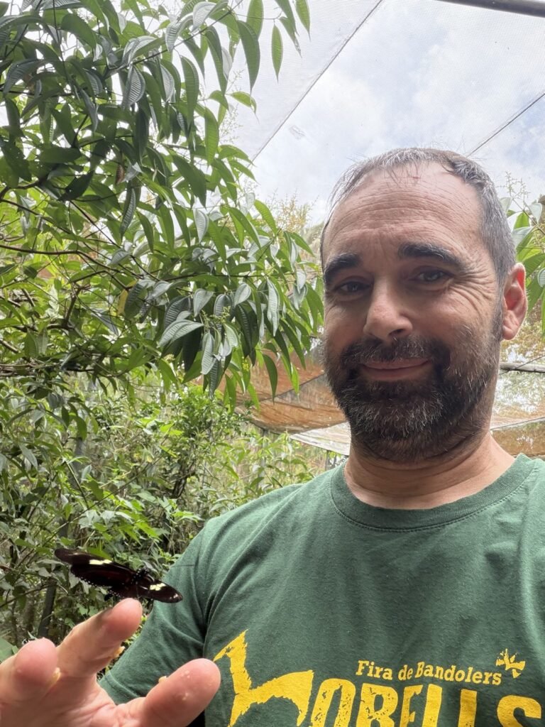 Con una mariposa en la mano