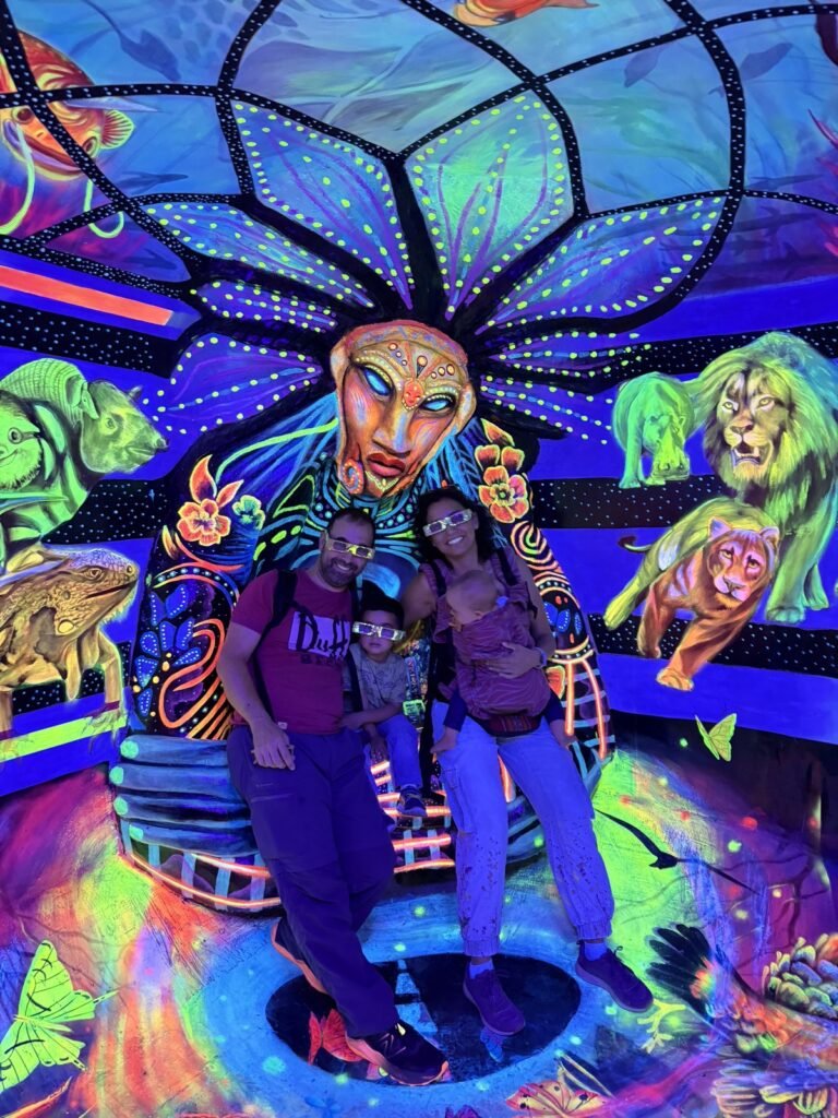 Una sala de arte fluorescente en la Comuna 13