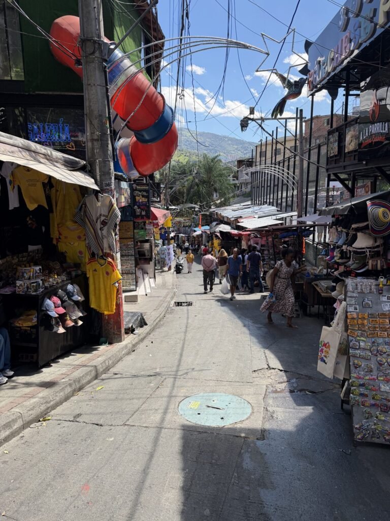 Puestos de souvenirs en las calles de la Comuna 13