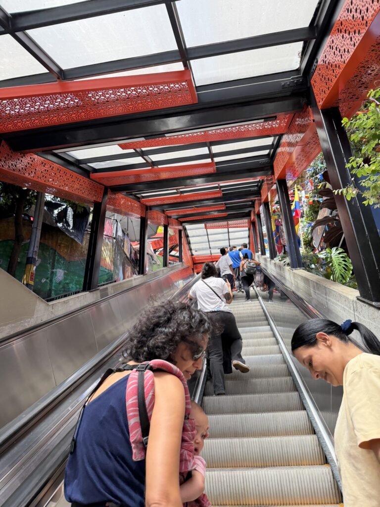 Las escaleras mecánicas de la Comuna 13