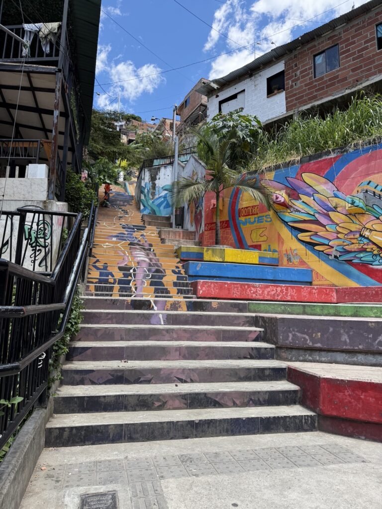 Escaleras pintadas de colores