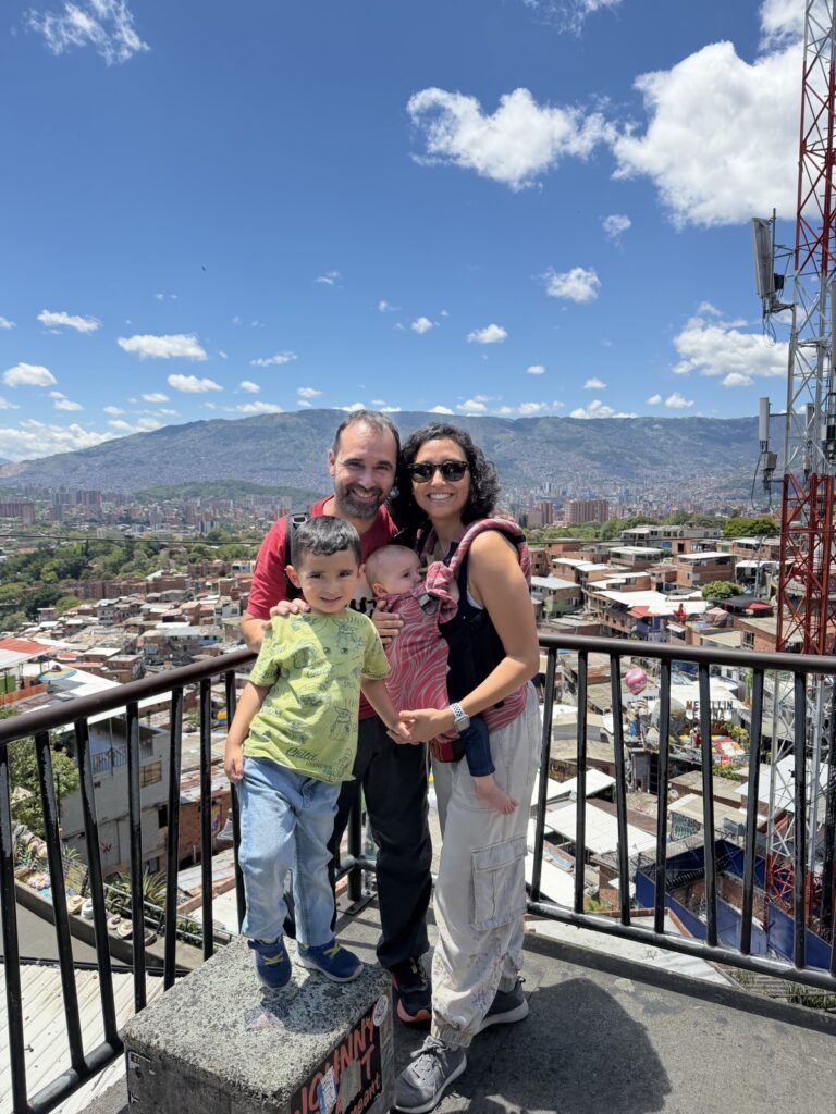 En la Comuna 13 de Medellín, un barrio que hoy recibe visitantes de todo el mundo
