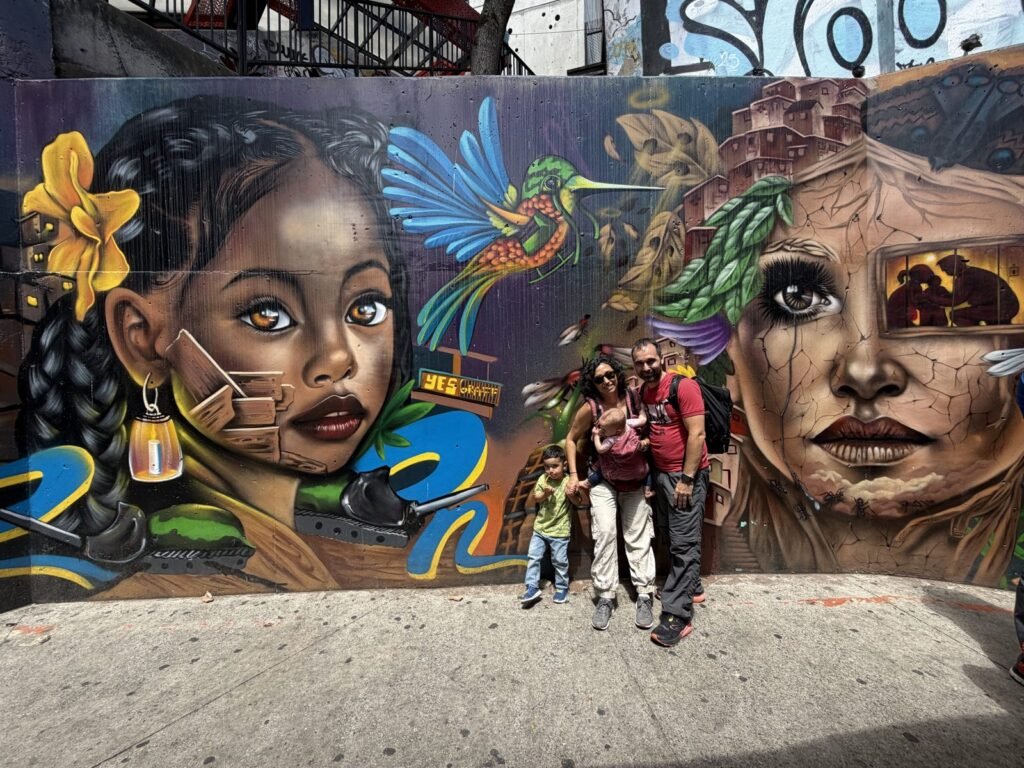 Murales con colibríes y rostros del barrio