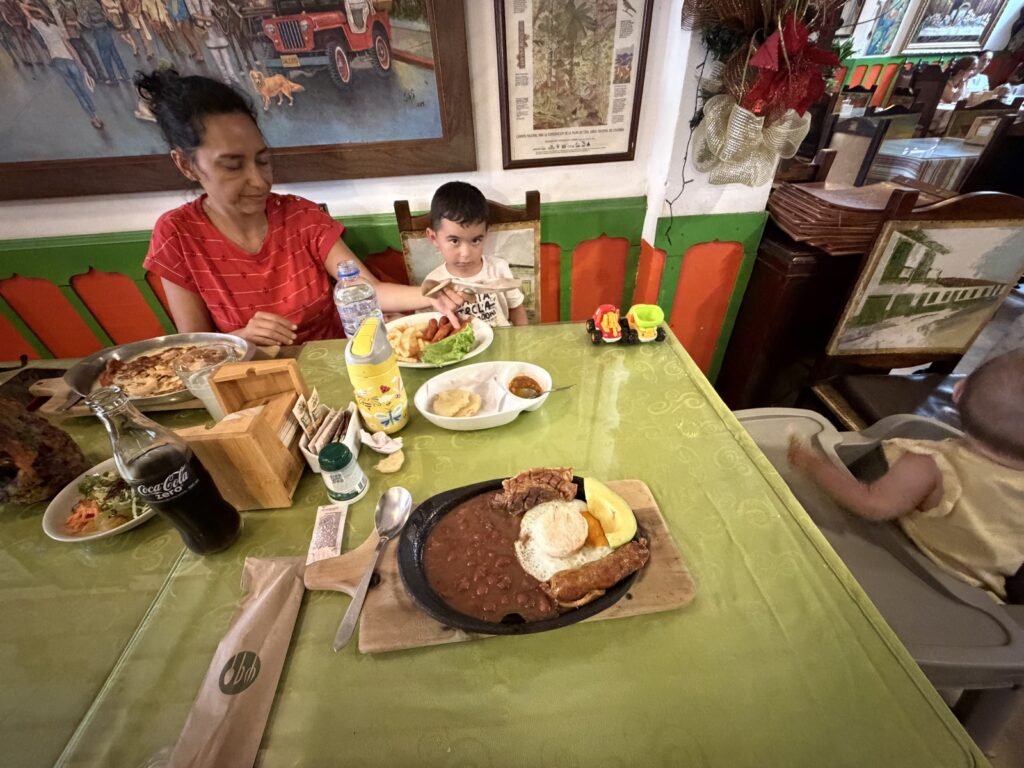 La bandeja paisa de Donde Laurita