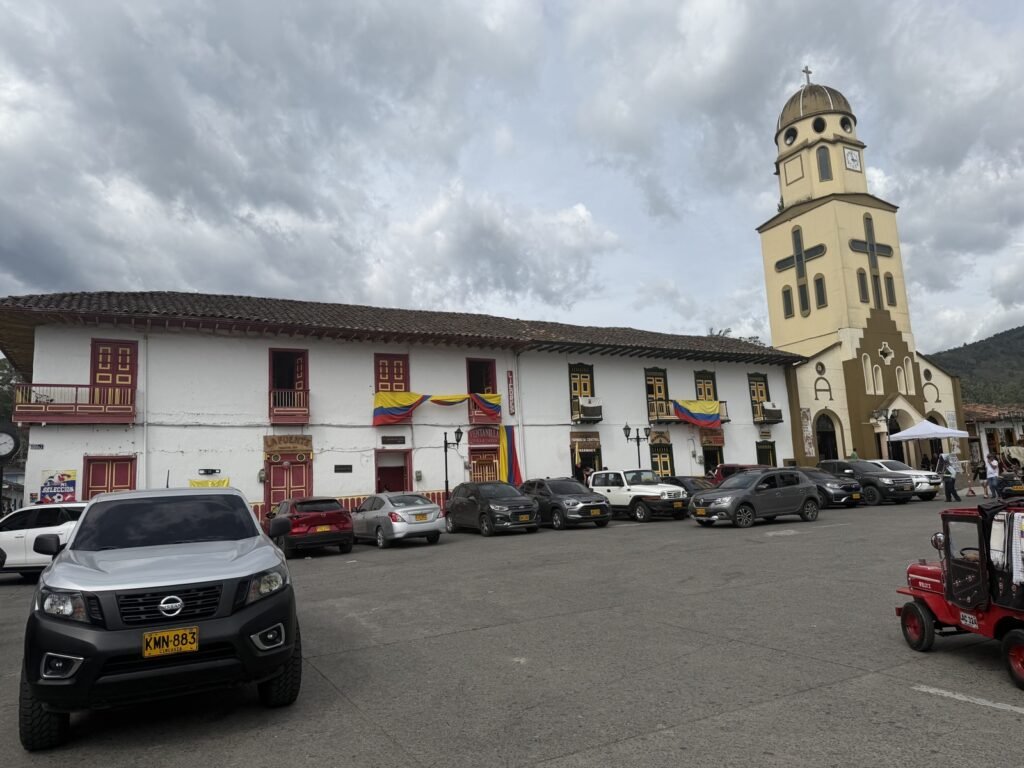 La plaza principal de Salento y su iglesia