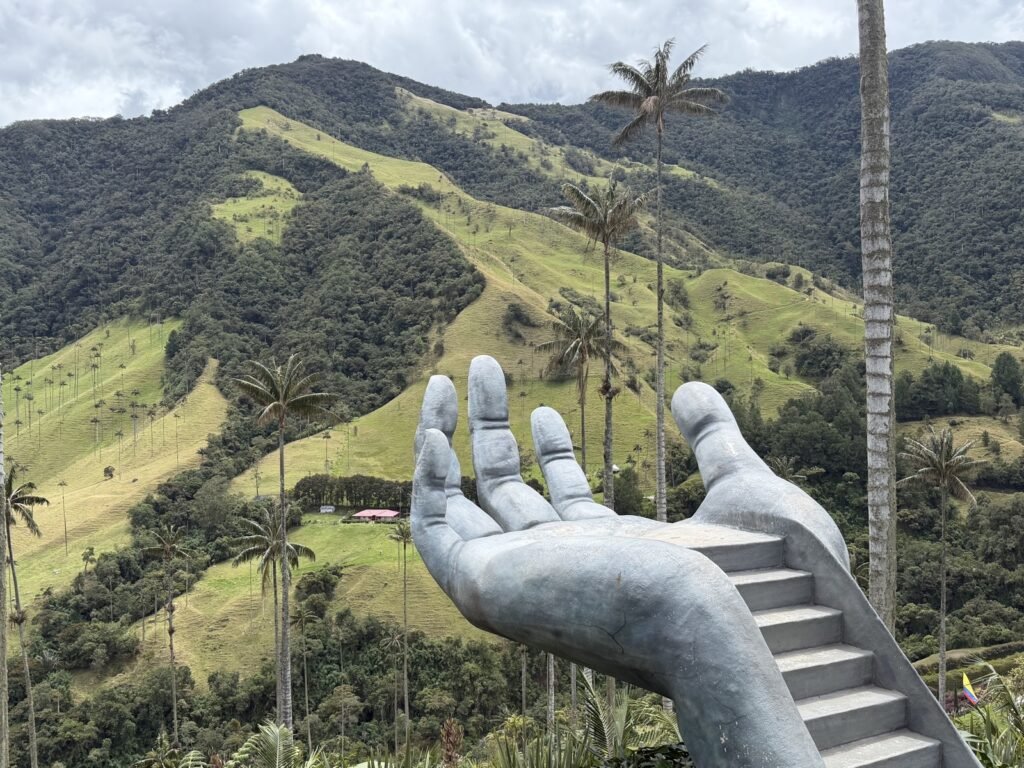 La escultura de la mano, en uno de los miradores