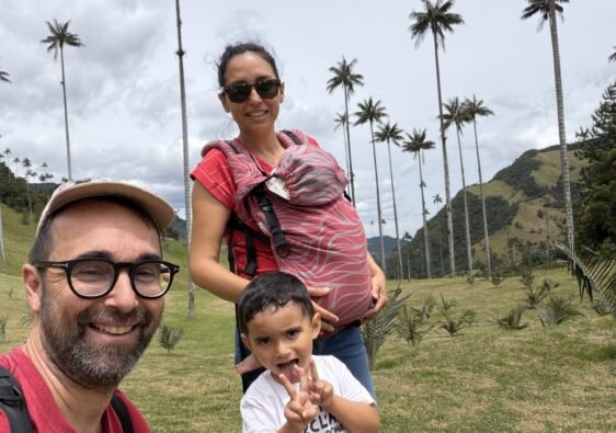 En familia entre las palmas de cera