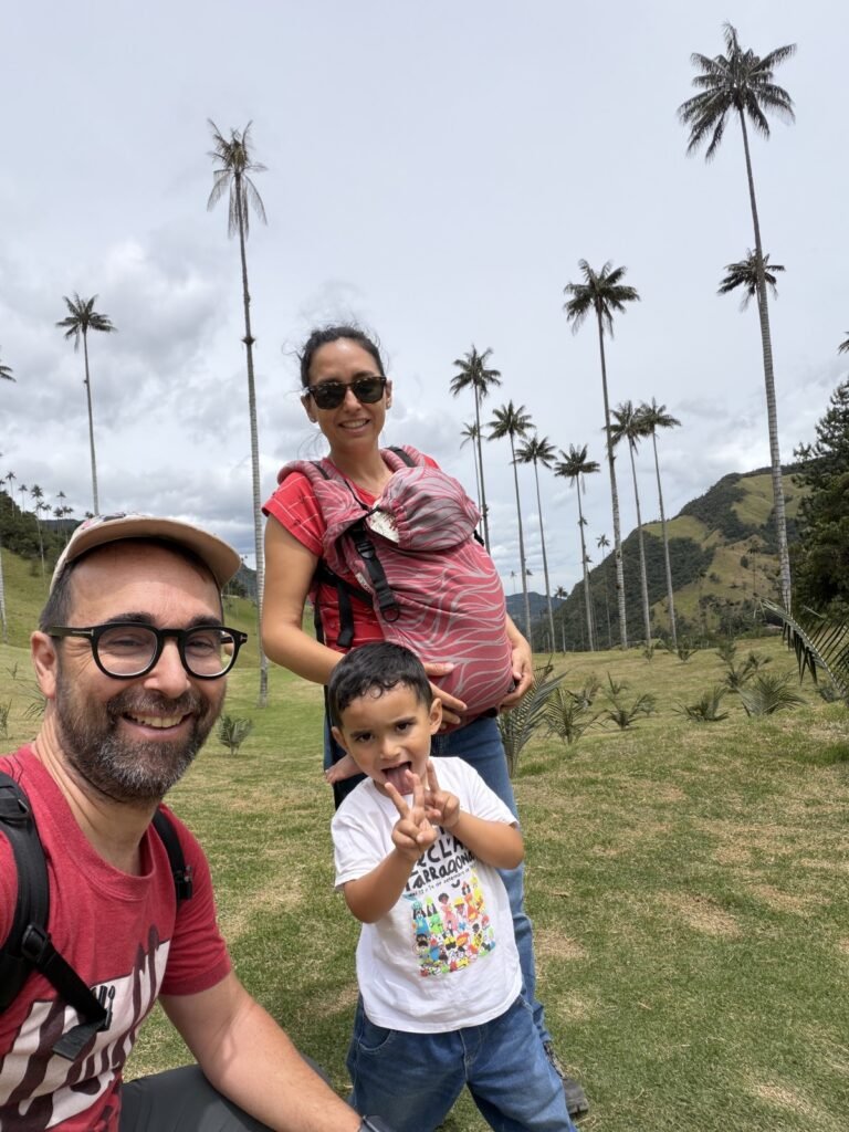 En familia entre las palmas de cera