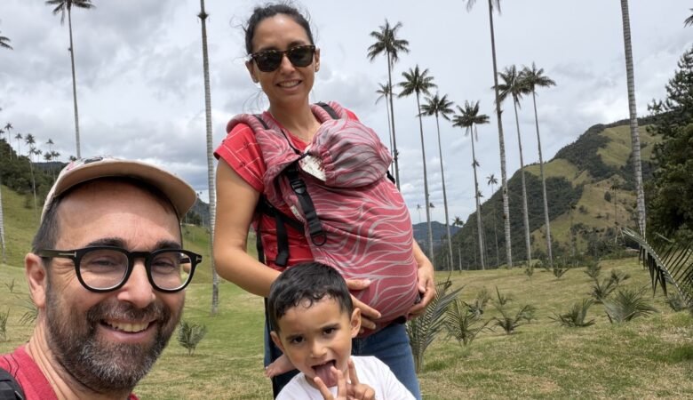 En familia entre las palmas de cera