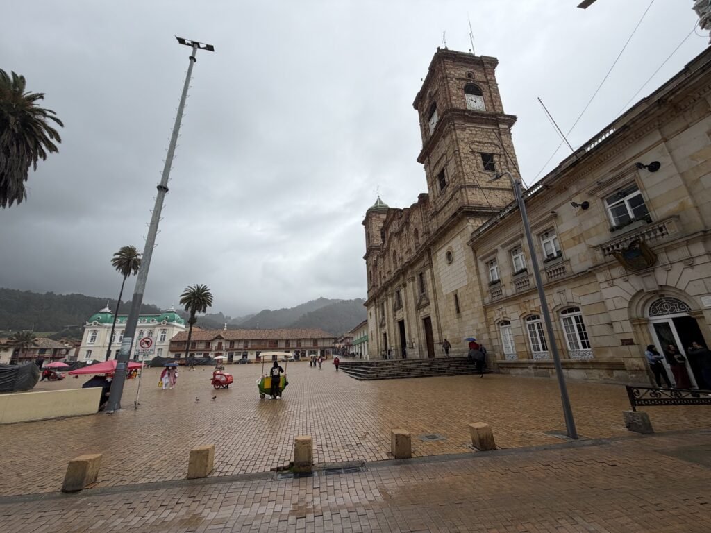 La plaza principal de Zipaquirá y su catedral